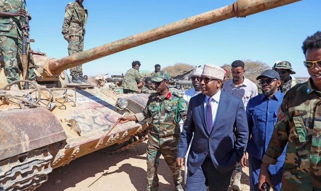 Wasiirka gaashaandhiga oo kormeer ku tagay xarumaha ciidanka ee magaalada Laascaanood