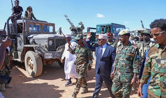 Wasiirka gaashaandhiga oo kormeer ku tagay xarumaha ciidanka ee magaalada Laascaanood