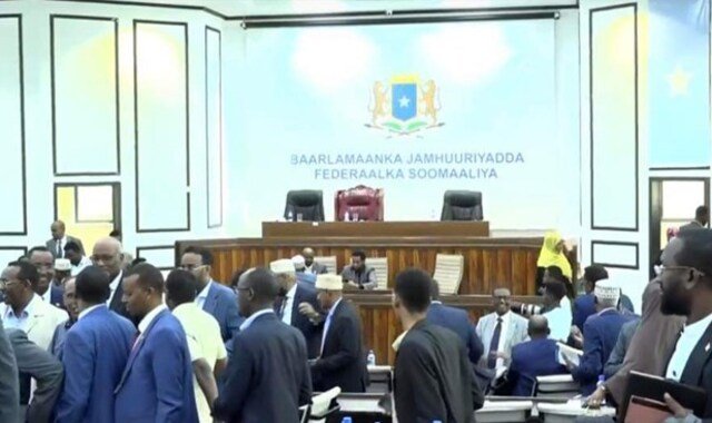Xildhibaanada mucaaradka oo carqaladeeyay kulanka wax ka-bedelka dastuurka KMG