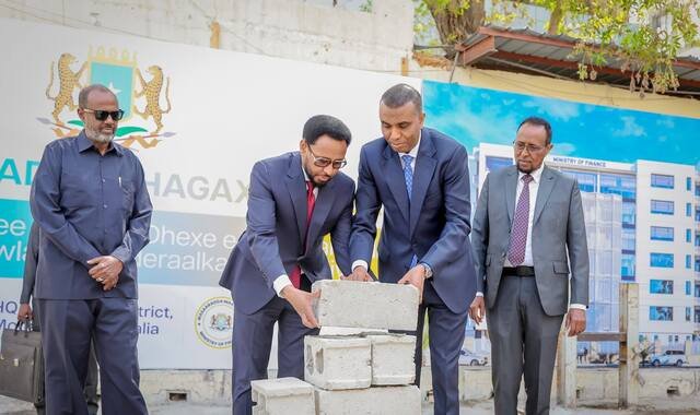 Ra'iisul wasaare Xamse Cabdi oo dhagax-dhigay dhismaha cusub ee wasaaradda maaliyadda