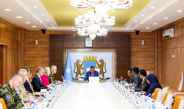 Ra'iisul wasaare Xamse Cabdi Barre oo xafiiskiisa ku qaabilay wafdi ka socda Midowga Yurub