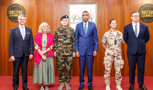 Ra'iisul wasaare Xamse Cabdi Barre oo xafiiskiisa ku qaabilay wafdi ka socda Midowga Yurub