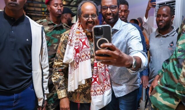 Madaxweyne Xasan Sheekh oo booqday qeybo ka mid ah goobaha lagu caweeyo Muqdisho