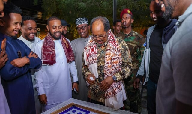 Madaxweyne Xasan Sheekh oo booqday qeybo ka mid ah goobaha lagu caweeyo Muqdisho