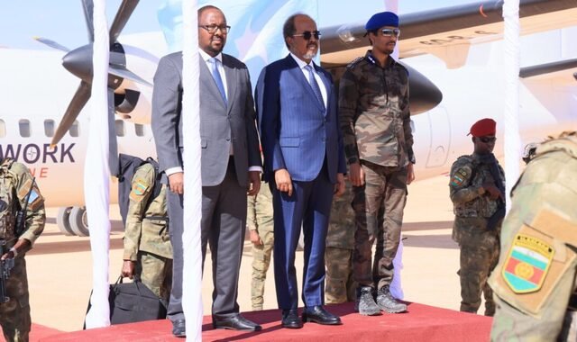 Wafdi uu hoggaaminayo madaxweyne Xasan Sheekh oo si rasmi ah usoo gaaray Laascaanood