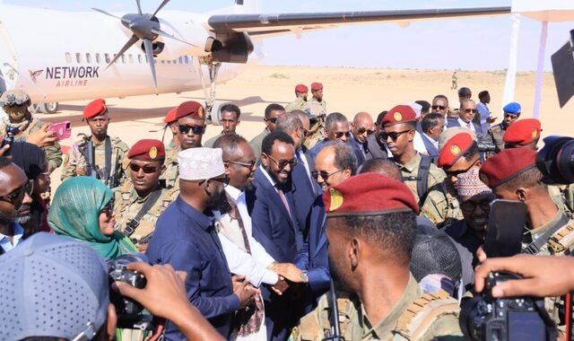 Wafdi uu hoggaaminayo madaxweyne Xasan Sheekh oo si rasmi ah usoo gaaray Laascaanood
