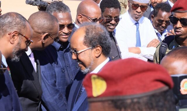 Wafdi uu hoggaaminayo madaxweyne Xasan Sheekh oo si rasmi ah usoo gaaray Laascaanood