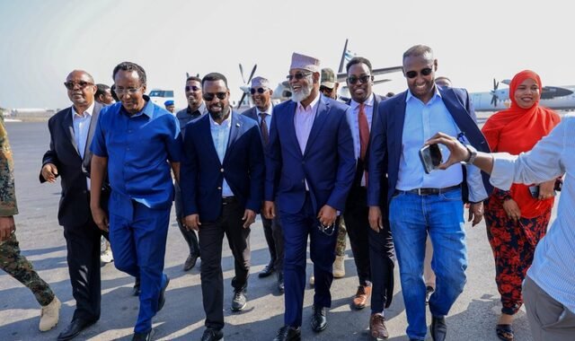 Axmed Madoobe oo yimid magaalada Muqdisho isagoo wata ciidan aad u hubeysan