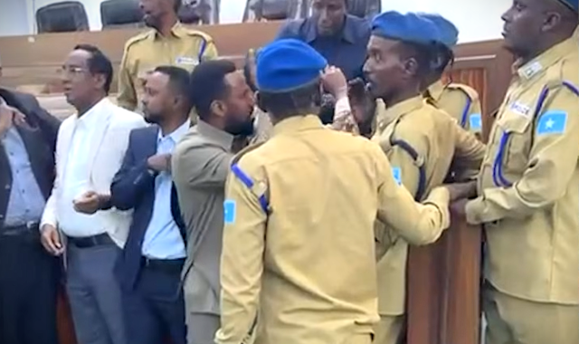 Kulankii baarlamaanka oo fashil kusoo idlaaday kadib markii uu buuq ka dhex dhacay