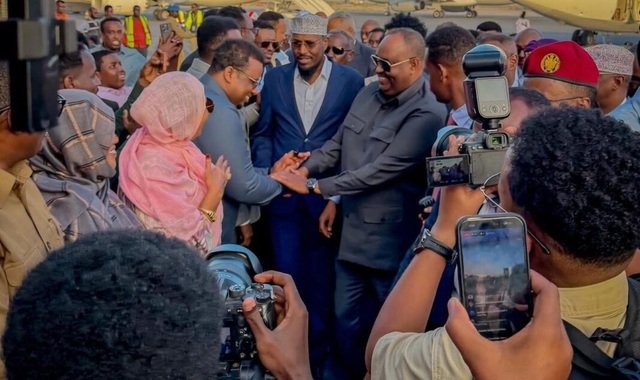 Saciid C/laahi Deni oo daqiiqado kahor kasoo degay garoonka Aadan Cadde ee Muqdisho