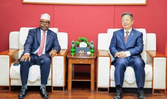 Wasiirka gaashaandhigga Soomaaliya oo maanta la kulmay safiirka Shiinaha u fadhiya Soomaaliya