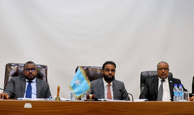 Guddoomiye Ku-xigeenka Koowaad ee Golaha Aqalka Sare Cali Shacbaan Ibraahim, iyo guddoomiye ku-xigeennada labada Aqal oo maanta shir guddoomiyaha kulanka