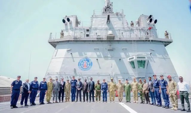 Maraakiib dagaal oo ay leeyihiin ciidanka Turkiga oo kusoo xirtay dekedda Muqdisho