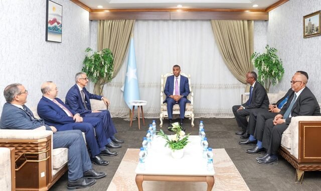 Ra'iisul wasaare Xamse oo maanta xafiiskiisa ku qaabilay wafdi ka socda Jaamacadda Carabta