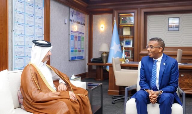 Ra'iisul wasaare Xamse Cabdi oo xafiiskiisa kulan kula qaatay safiirka dowladda Qatar