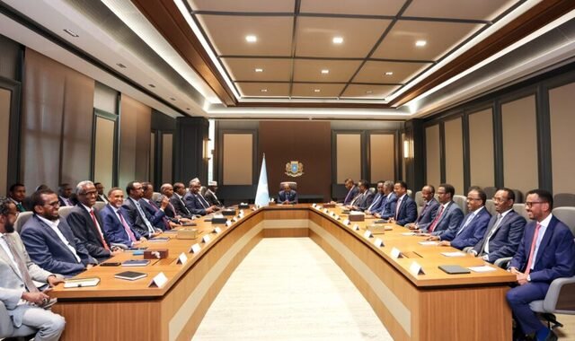 Madaxweyne Xasan oo xarunta madaxtooyada kulan labo-geesood ah kula yeeshay Golaha Mustaqbalka