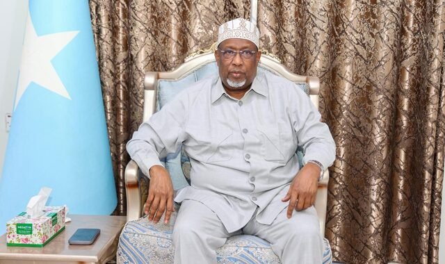 Aadan Madoobe oo kulan wadatashi ah la qaatay odayaasha dhaqanka Koonfur Galbeed
