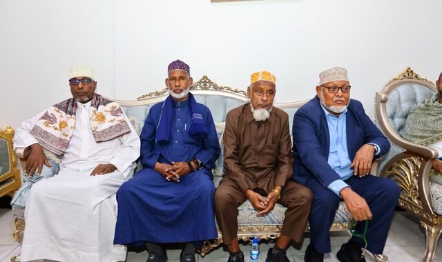 Aadan Madoobe oo kulan wadatashi ah la qaatay odayaasha dhaqanka Koonfur Galbeed