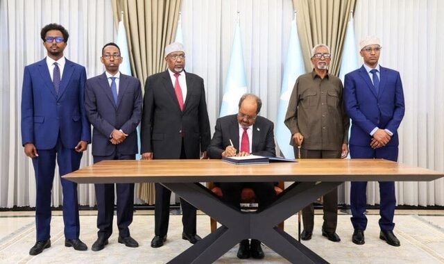Madaxweyne Xasan Sheekh oo maanta si rasmi ah u saxiixay dastuurka cusub ee dalka