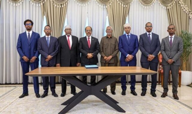 Madaxweyne Xasan Sheekh oo maanta si rasmi ah u saxiixay dastuurka cusub ee dalka