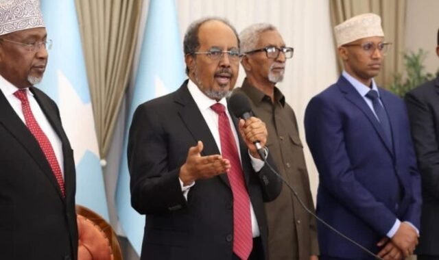 Madaxweyne Xasan Sheekh oo maanta si rasmi ah u saxiixay dastuurka cusub ee dalka