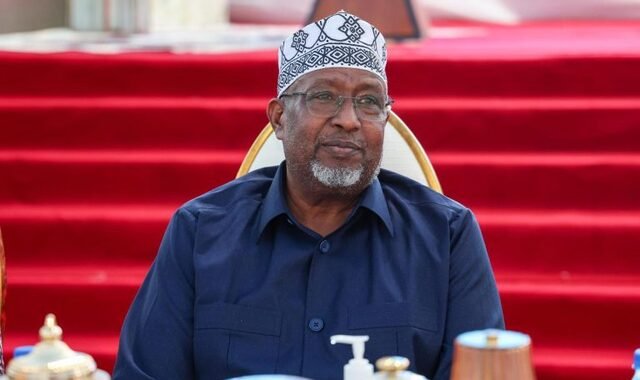 Guddoomiyaha golaha shacabka ee baarlamaanka federaalka Soomaaliya Sheekh Aadan Maxamed Nuur (Aadan Madoobe)