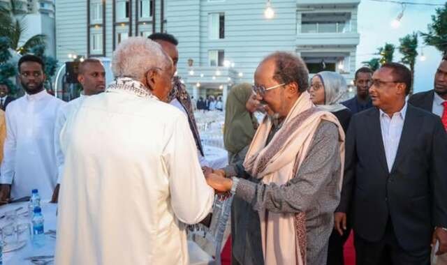 Madaxweyne Xasan Sheekh oo af-furka kadib salaamaya xildhibaanada iyo mas'uuliyiinta af-furka kasoo qeyb-gashay