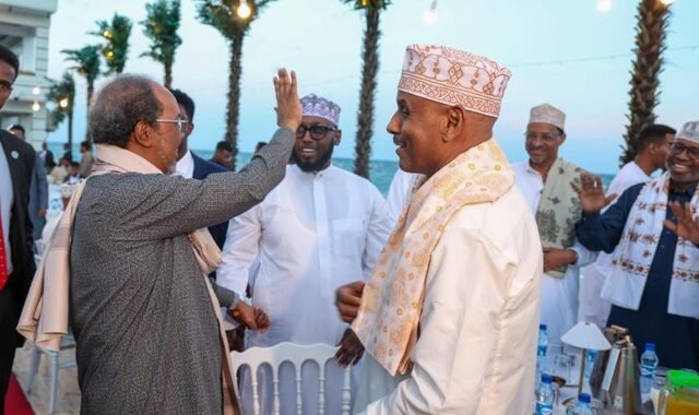 Madaxweyne Xasan Sheekh oo oo kulan af-fur ah u qabtay xubnaha labada Aqal ee baarlamaanka