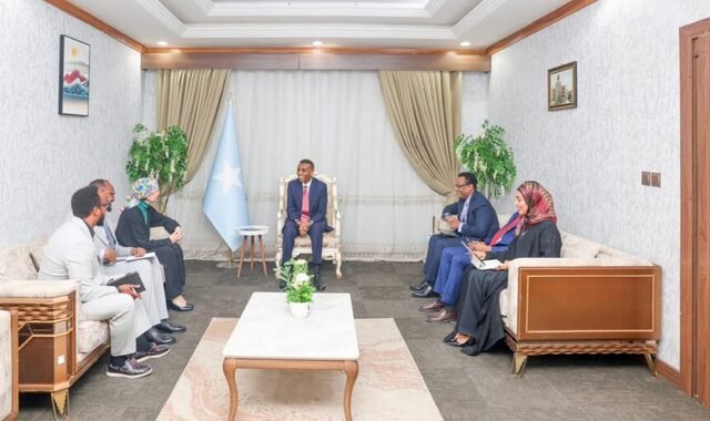 Ra’iisul wasaare Xamse Cabdi oo maanta xafiiskiisa ku qaabilay wakiilka cusub Ee UNICEF