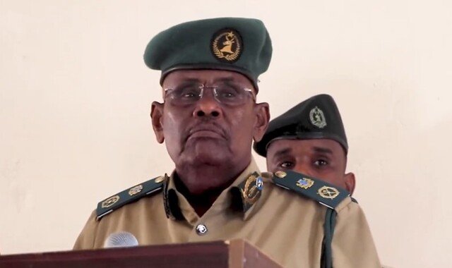 Taliyihii hore ee ciidanka asluubta oo ka dhoofay Muqdisho kadib markii laga qaaday xayiraadii saarnayd