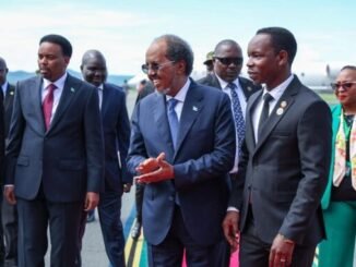 Madaxweyne Xasan Sheekh oo si weyn loogu soo dhaweeyay Arusha, kana qayb galaya Shir Madaxeedka 25-aad ee EAC