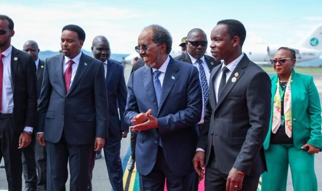 Madaxweyne Xasan Sheekh oo si weyn loogu soo dhaweeyay Arusha, kana qayb galaya Shir Madaxeedka 25-aad ee EAC
