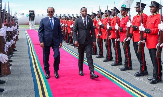 Madaxweyne Xasan Sheekh oo si weyn loogu soo dhaweeyay Arusha, kana qayb galaya Shir Madaxeedka 25-aad ee EAC
