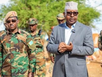 Wasiirka gaashaandhigga iyo taliyaha CXDS oo kormeer ku tagay fariisimaha ciidanka ee Baydhabo