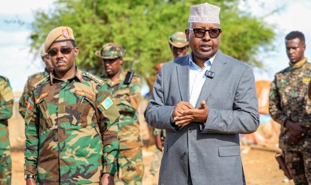 Wasiirka gaashaandhigga iyo taliyaha CXDS oo kormeer ku tagay fariisimaha ciidanka ee Baydhabo