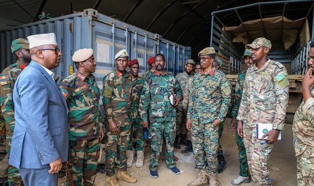 Wasiirka gaashaandhigga iyo taliyaha CXDS oo kormeer ku tagay fariisimaha ciidanka ee Baydhabo