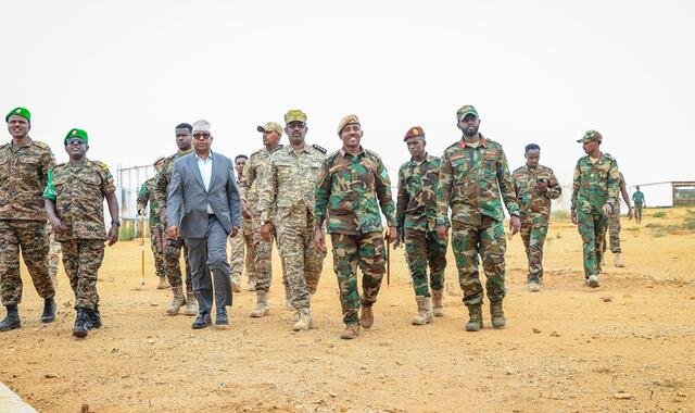 Wasiirka gaashaandhigga iyo taliyaha CXDS oo kormeer ku tagay fariisimaha ciidanka ee Baydhabo