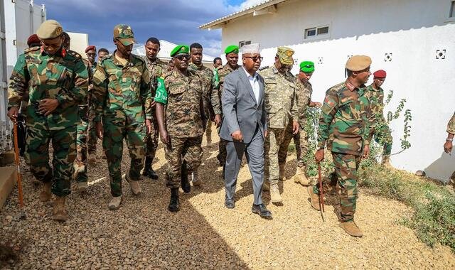 Wasiirka gaashaandhigga iyo taliyaha CXDS oo kormeer ku tagay fariisimaha ciidanka ee Baydhabo