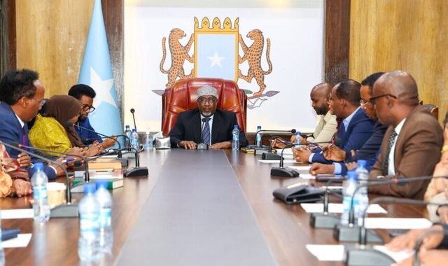 Gudoomiyaha golaha shacabka Aadan Madoobe oo shir guddoomiyay kulan ka dhacay Muqdisho