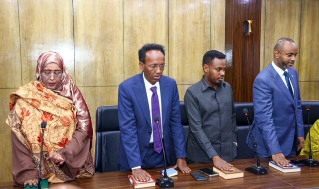 Gudoomiyaha golaha shacabka Aadan Madoobe oo shir guddoomiyay kulan ka dhacay Muqdisho