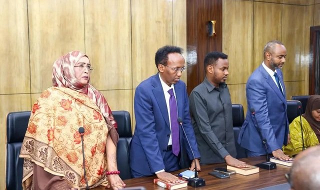 Gudoomiyaha golaha shacabka Aadan Madoobe oo shir guddoomiyay kulan ka dhacay Muqdisho
