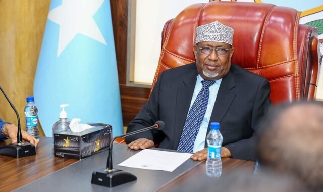 Gudoomiyaha golaha shacabka Aadan Madoobe oo shir guddoomiyay kulan ka dhacay Muqdisho