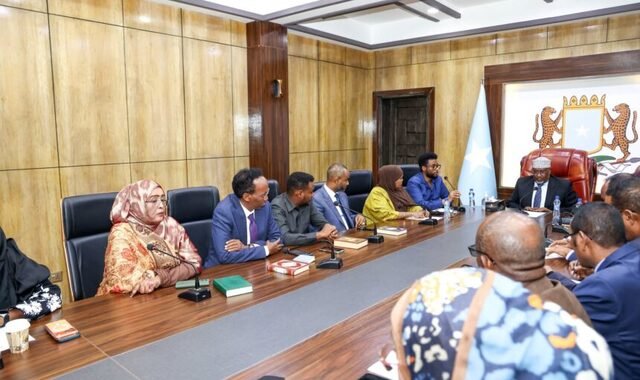 Gudoomiyaha golaha shacabka Aadan Madoobe oo shir guddoomiyay kulan ka dhacay Muqdisho