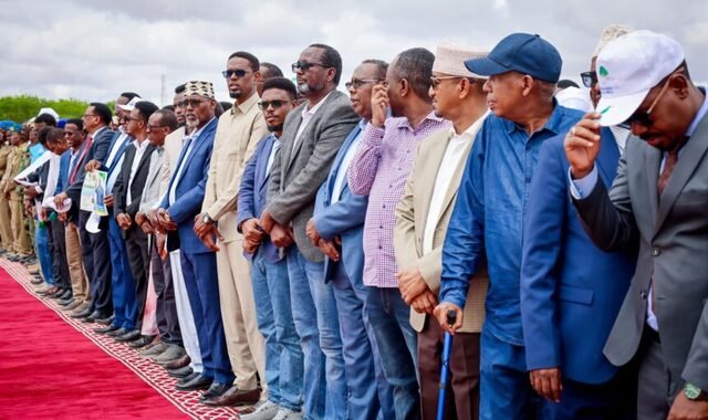 Wafdi uu hoggaaminayo Aadan Madoobe oo si weyn loogu soo dhaweeyay magaalada Baydhabo