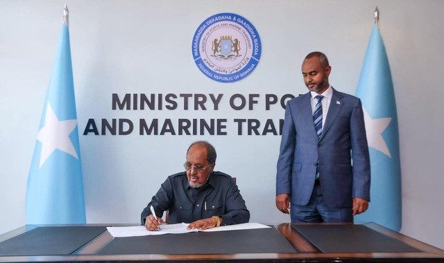 Madaxweyne Xasan Sheekh oo maanta xariga ka jaray xarunta dhexe ee wasaaradda dekedaha