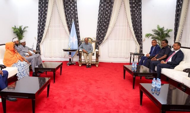 Madaxweyne Xasan Sheekh oo maanta la kulmay duqa degmada Baydhabo C/laahi Cali Watiin