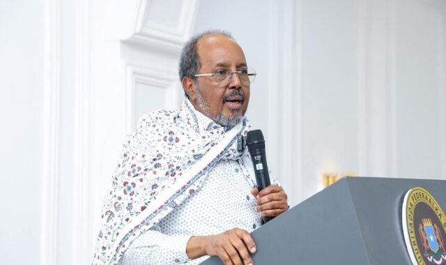 Madaxweyne Xasan Sheekh oo sheegay inuusan ka tanaasuli doonin hirgelinta doorasho qof iyo cod ah