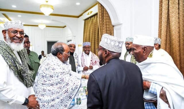 Madaxweyne Xasan Sheekh oo ku adkeystay inuusan marnaba ka tanaasuli doonin hirgelinta doorashooyin qof iyo cod ah