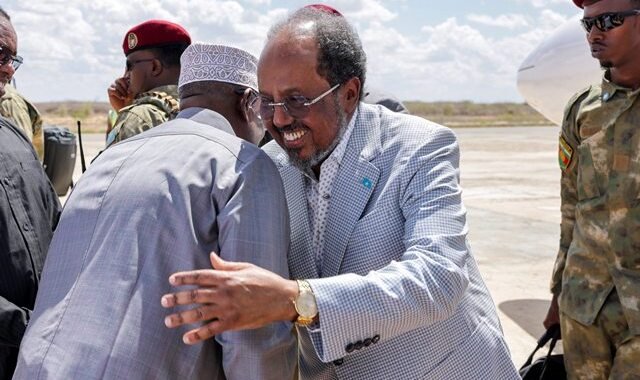 Wafdi uu hoggaaminayo madaxweyne Xasan Sheekh oo gaaray magaalada Baydhabo