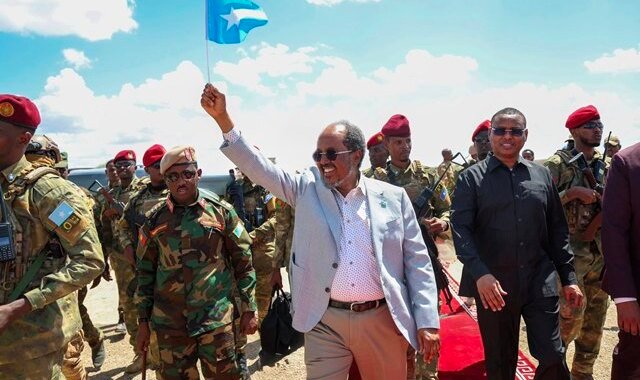 Wafdi uu hoggaaminayo madaxweyne Xasan Sheekh oo gaaray magaalada Baydhabo